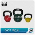 kettlebells coloridos de hierro fundido recubierto